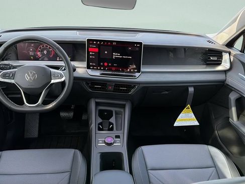 New 2026 Volkswagen Tiguan SE FWD image 12