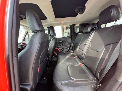 Used 2016 Jeep Renegade Trailhawk w/ Premium Trailhawk Package image 29