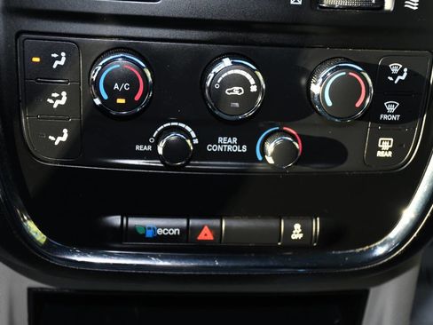 Used 2019 Dodge Grand Caravan SXT image 38