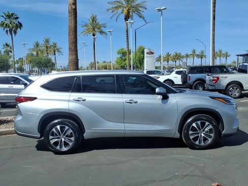 Used 2021 Toyota Highlander XLE FWD image 3