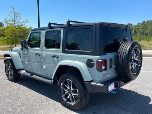 Used 2024 Jeep Wrangler Unlimited w/ Convenience Group AWD/4WD image 18
