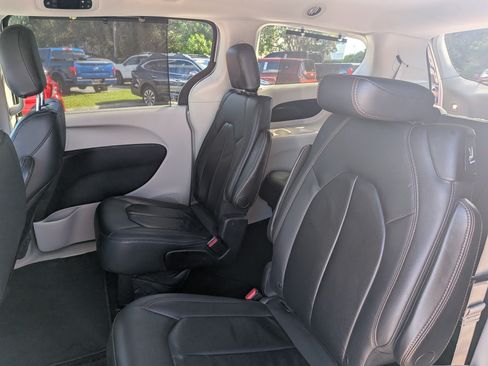 Used 2017 Chrysler Pacifica Touring-L w/ Tire & Wheel Group FWD image 14