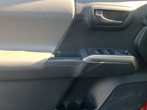 Used 2019 Toyota Tacoma SR5 AWD/4WD image 12