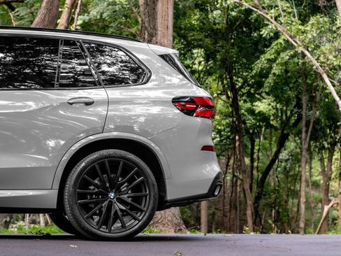 Used 2024 BMW X5 xDrive40i w/ M Sport Package AWD/4WD image 7