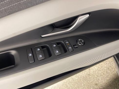 New 2025 Hyundai Elantra Limited image 18