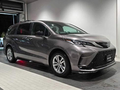 Used 2022 Toyota Sienna XSE w/ XSE Plus Package image 9