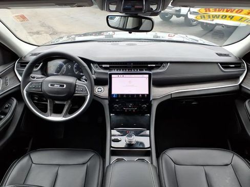 Used 2023 Jeep Grand Cherokee Limited w/ Black Appearance Package image 14