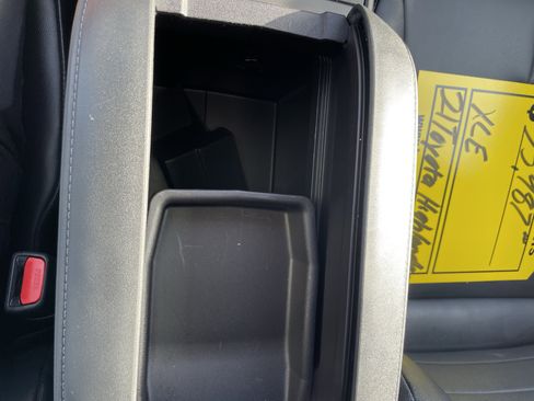 Used 2021 Toyota Highlander XLE image 24