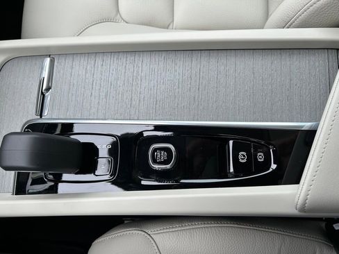 Certified 2025 Volvo V60 B5 Cross Country Plus image 28