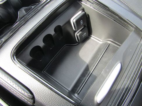 Used 2025 Chrysler Pacifica Limited FWD image 33