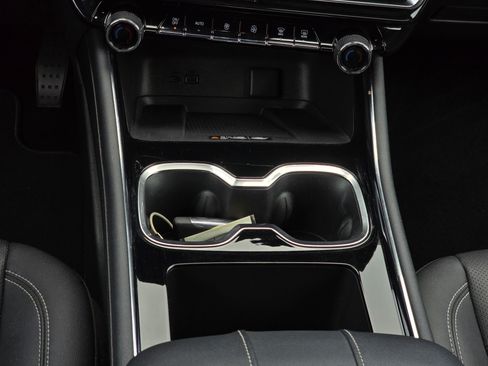 Used 2025 Chevrolet Traverse LT FWD image 13