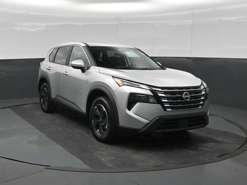 Used 2025 Nissan Rogue SV AWD/4WD image 2