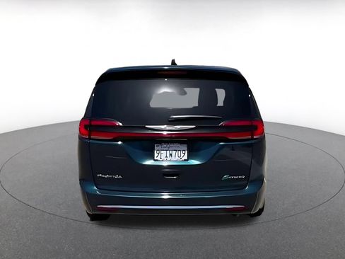 Used 2023 Chrysler Pacifica Touring-L FWD image 10