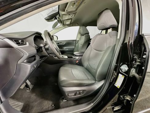 Used 2025 Toyota RAV4 XLE AWD/4WD image 16