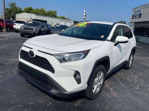 Used 2021 Toyota RAV4 XLE AWD/4WD image 3