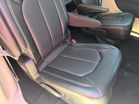 Used 2023 Chrysler Pacifica Touring-L AWD/4WD image 32