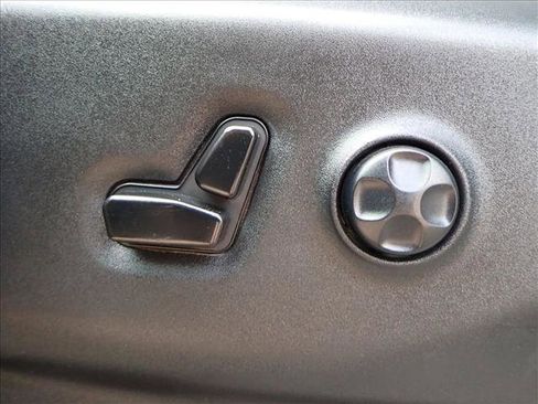 Used 2019 Chrysler Pacifica L image 12