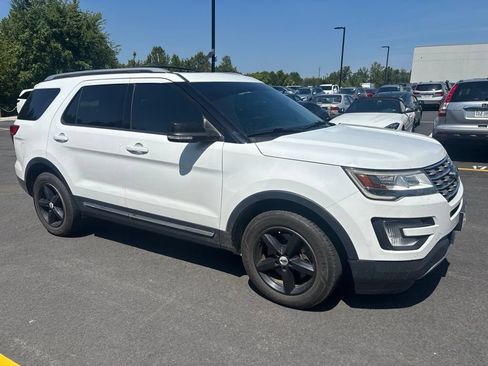 Used 2017 Ford Explorer XLT w/ Equipment Group 202A AWD/4WD image 3