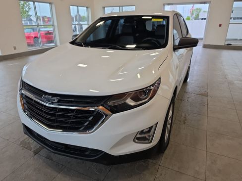 Used 2018 Chevrolet Equinox LS FWD image 2