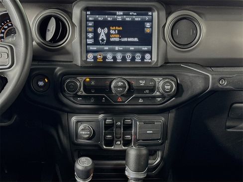 Used 2022 Jeep Gladiator Willys image 16