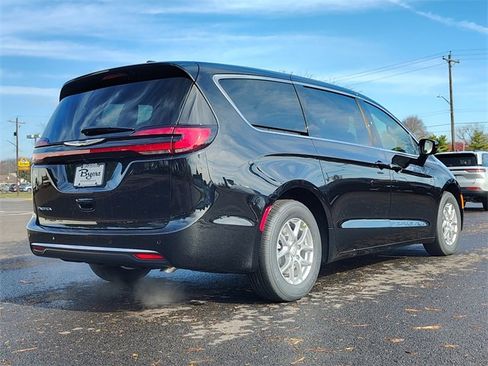 New 2026 Chrysler Pacifica Select image 6