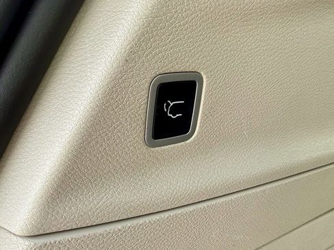 Used 2024 Chrysler Pacifica Select image 17