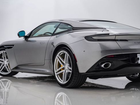 Used 2025 Aston Martin DB12 Coupe RWD image 9