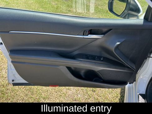 Used 2023 Toyota Camry SE image 11