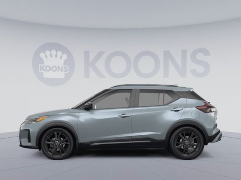 Used 2024 Nissan Kicks SR w/ SR Premium Package FWD image 2
