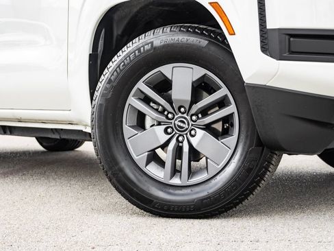 Used 2025 Nissan Frontier SV RWD image 2
