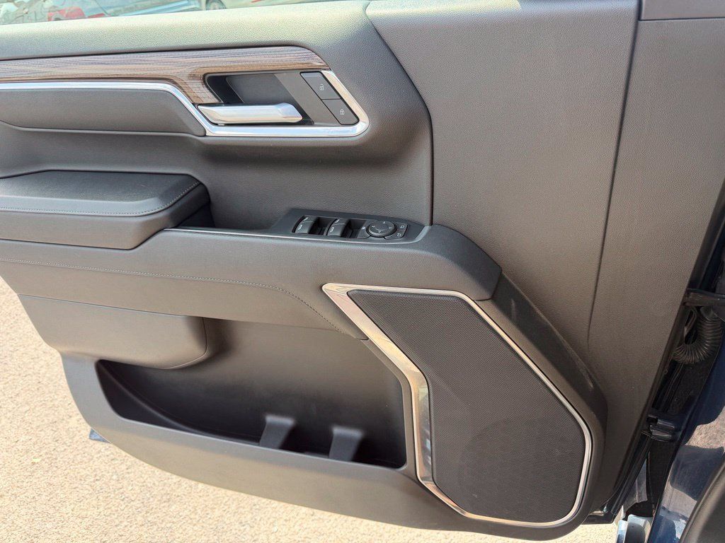 Used 2023 Chevrolet Silverado 1500 LT AWD/4WD image 14