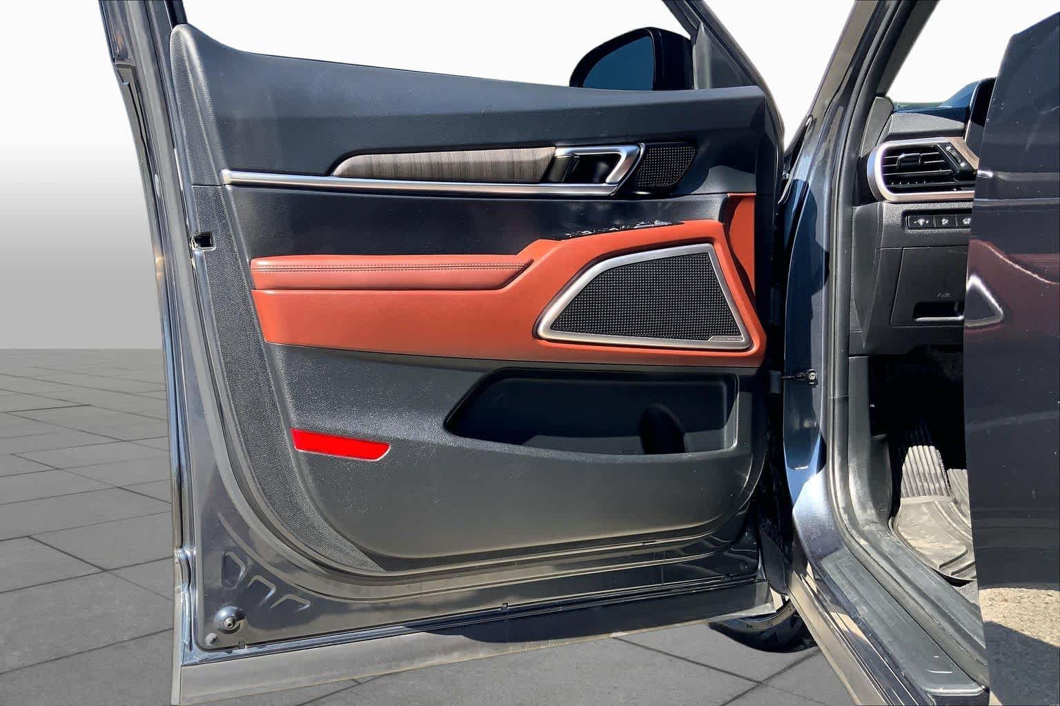 Used 2024 Kia Telluride EX w/ EX Captain's Chair Package FWD image 18