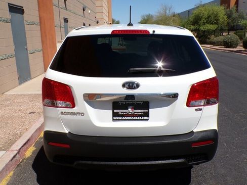 Used 2012 Kia Sorento LX w/ Third Row Pkg image 4
