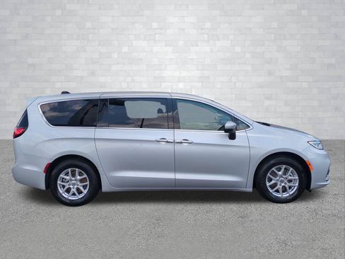 Used 2023 Chrysler Pacifica Touring-L FWD image 3