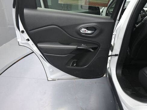 Used 2023 Jeep Cherokee Altitude Lux image 44