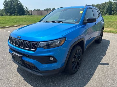 Used 2025 Jeep Compass Latitude w/ Altitude Special Edition AWD/4WD image 3
