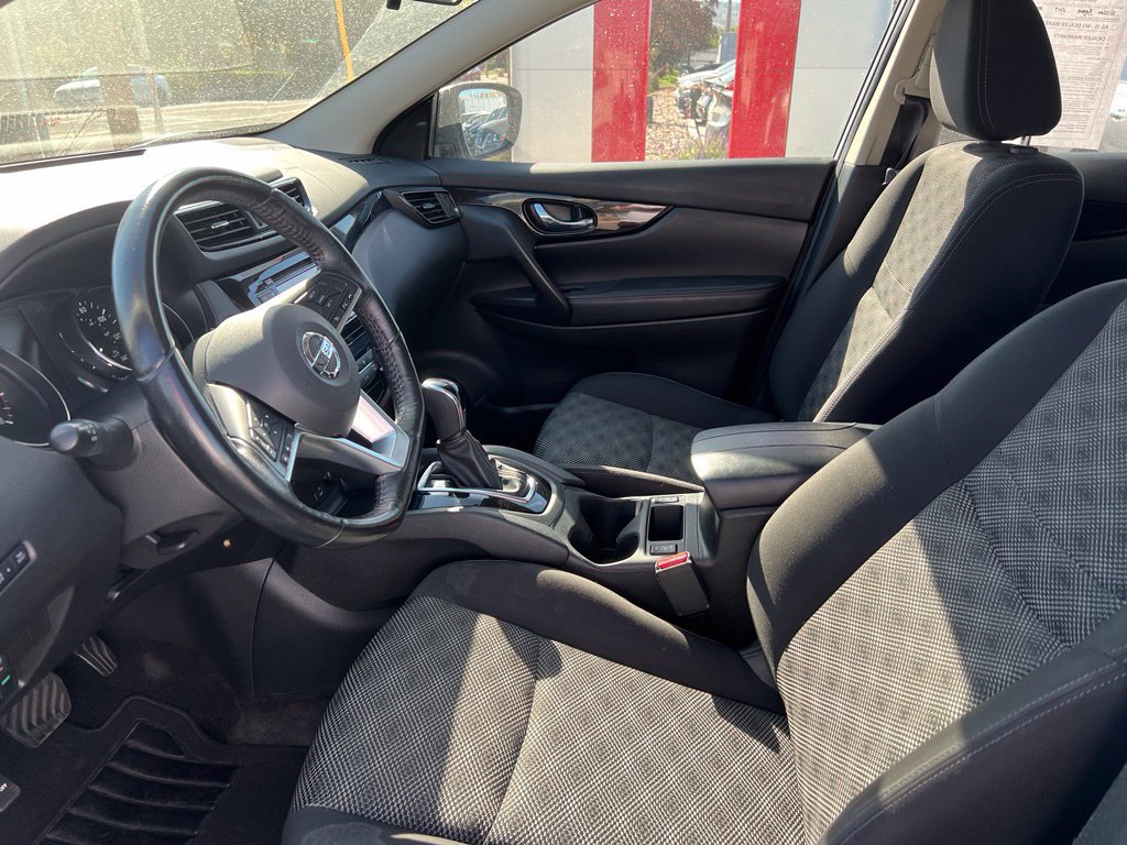 Used 2017 Nissan Rogue Sport SV w/ SV Premium Package AWD/4WD image 8