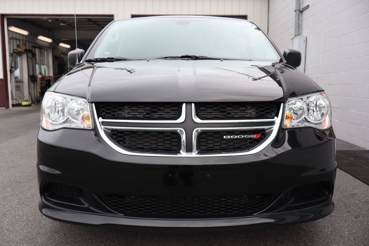 Used 2018 Dodge Grand Caravan SE w/ UConnect Hands-Free Group FWD image 2