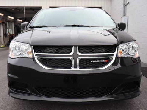 Used 2018 Dodge Grand Caravan SE w/ UConnect Hands-Free Group FWD image 2