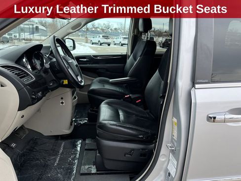 Used 2011 Chrysler Town & Country Limited image 14