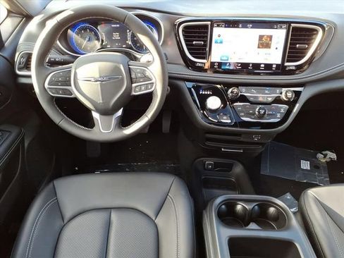 New 2026 Chrysler Pacifica Select image 16