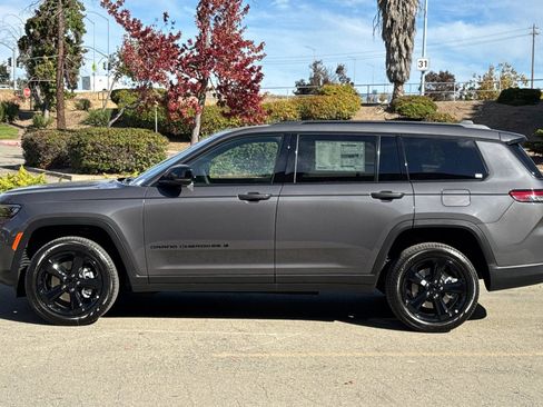 New 2025 Jeep Grand Cherokee L Limited w/ Black Appearance Package image 6