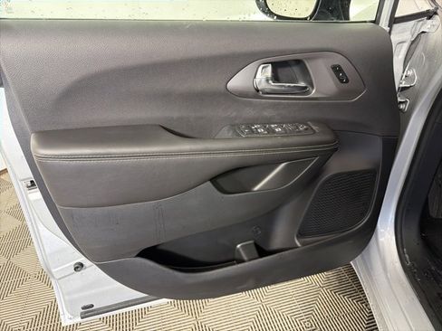 New 2026 Chrysler Pacifica Select image 11