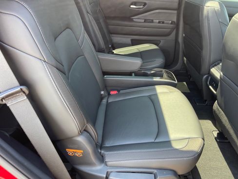 Used 2025 Nissan Pathfinder SL w/ SL Premium Package FWD image 16