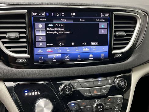 Used 2024 Chrysler Pacifica Touring-L FWD image 17
