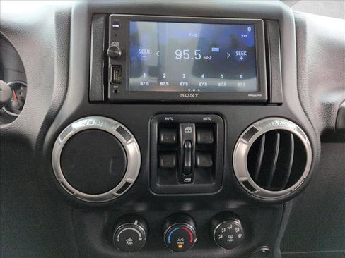 Used 2017 Jeep Wrangler Unlimited Sahara image 13