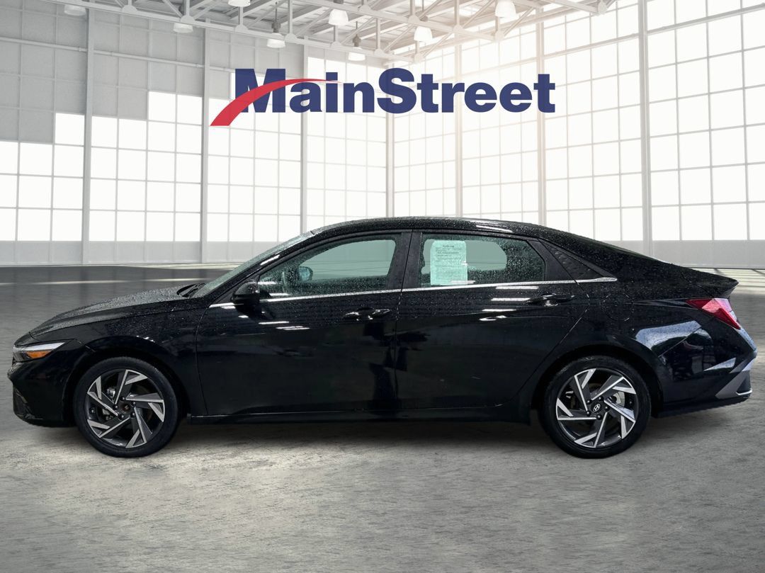 Used 2025 Hyundai Elantra SEL FWD image 2