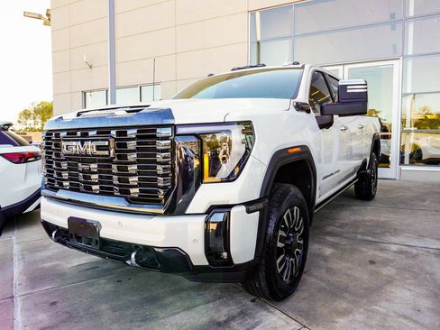 Used 2024 GMC Sierra 2500 Denali Ultimate AWD/4WD image 8