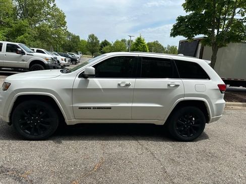Used 2017 Jeep Grand Cherokee Altitude AWD/4WD image 2
