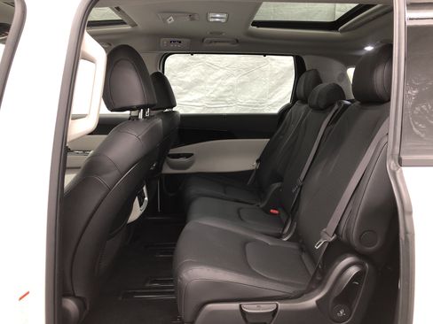 Certified 2024 Kia Carnival SX Prestige image 11